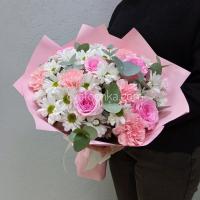 Нежный букет из роз, хризантем, гвоздик и эвкалипта