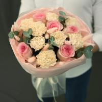Нежный букет с розами, гвоздиками и сухоцветами