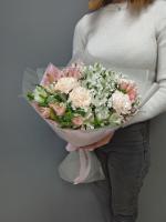 Нежный букет из альстромерий, гипсофилы и гвоздик