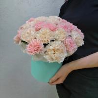 Гвоздики в шляпной коробке