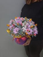 Яркая композиция из хризантем, альстромерий и сухоцветов