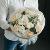 Нежный букет из кустовых хризантем, гвоздик и гипсофилы