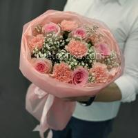 Букет с розами, гвоздиками и гипсофилой