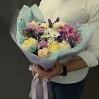 Букет с розами и лунными гвоздиками