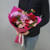 Яркий красно-розовый букет из роз, хризантем и альстромерий