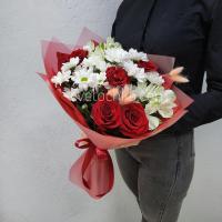 Букет с красными розами, хризантемами и альстромериями