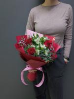 Красно-белый букет из роз и альстромерий