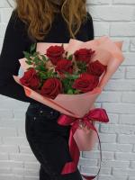 Букет из роз с зеленью