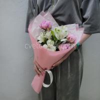 Букет-комплимент из пионов и альстромерий