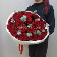Фото Букет из 25 красных роз с эвкалиптом