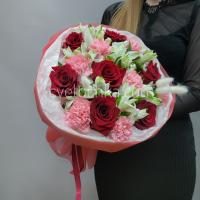 Букет из бордовых роз, альстромерий и гвоздик с доставкой в Челябинске