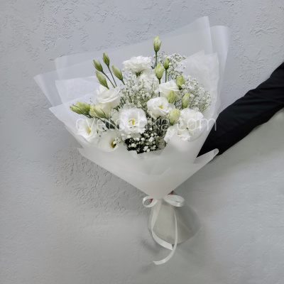 Букет из эустомы и гипсофилы