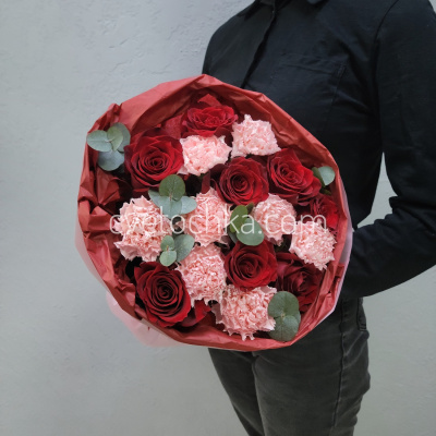 "Леди" букет с красными розами и гвоздиками
