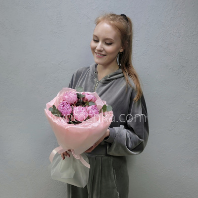 5 пионов с эвкалиптом