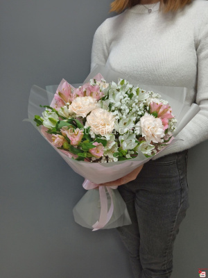 Нежный букет из альстромерий, гипсофилы и гвоздик в Челябинске