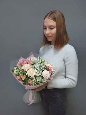 "Колибри" нежный букет с альстромериями, гвоздиками и гипсофилой