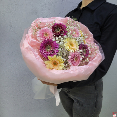 Герберы мини с гипсофилой с доставкой в Челябинске