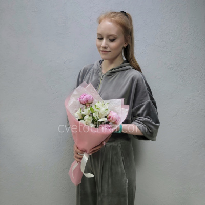 Пионы с альстромериями букет-комплимент