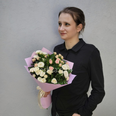 Кустовые розы с зеленью. Цвет на выбор