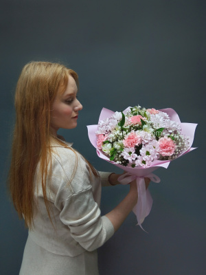"Хлоя" букет из кустовых хризантем, гвоздик, альстромерий и гипсофилы