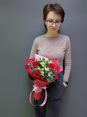 "Лирика" красно-белый букет из роз и альстромерий