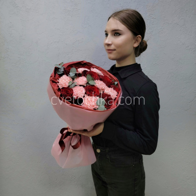 "Леди" букет с красными розами и гвоздиками