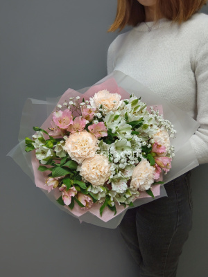 "Колибри" нежный букет с альстромериями, гвоздиками и гипсофилой