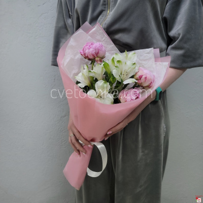 Букет-комплимент из пионов и альстромерий с доставкой в Челябинске