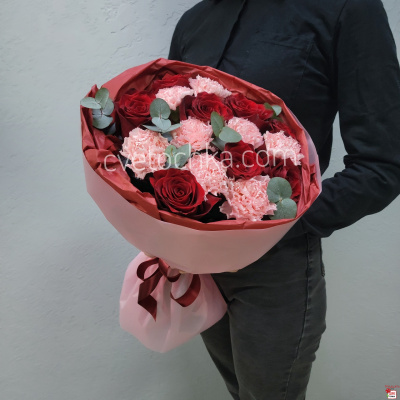 Букет с красными розами, гвоздиками и эвкалиптом с доставкой в Челябинске