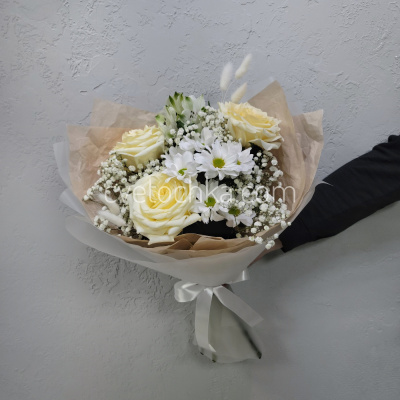 "Белочка" букет с розами, гипсофилой и хризантемой