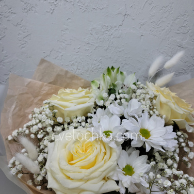 "Белочка" букет с розами, гипсофилой и хризантемой