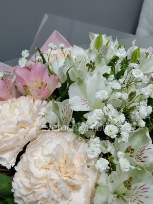 "Колибри" нежный букет с альстромериями, гвоздиками и гипсофилой